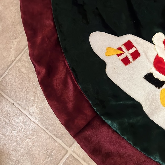 Burgundy and hunter green tree skirt - Picture 3 of 3